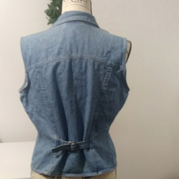 Jean vest with front pockets with button decor - Picture 4 of 7